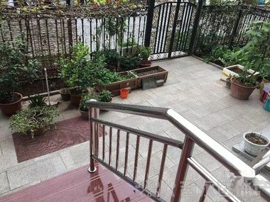 宁静之都一层精装修独立大3居 带小院小院地下有个酒随时看房